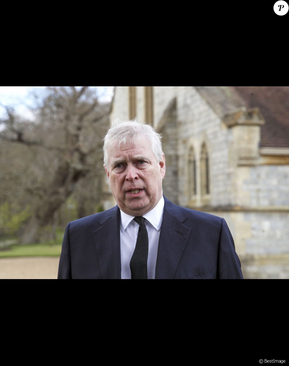 Le prince Andrew, duc York, devant la chapelle royale à Windsor, peu après le décès de son père le prince Philip.