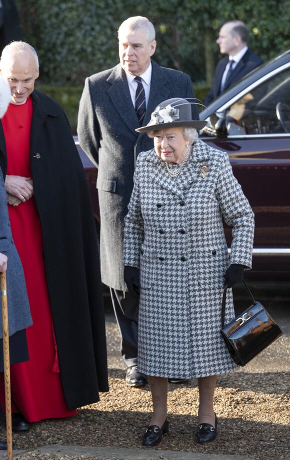 La reine Elisabeth II d'Angleterre et le prince Andrew, duc d'York, à leur arrivée au service dominical en l'église St Mary the Virgin à Hillington. Le 19 janvier 2020