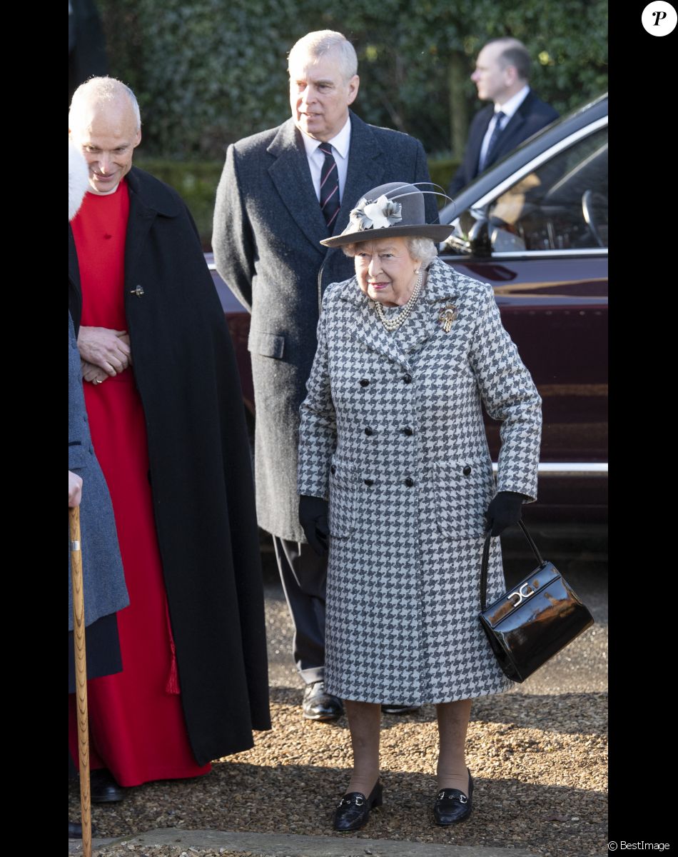 La reine Elisabeth II d'Angleterre et le prince Andrew, duc d'York, à leur arrivée au service dominical en l'église St Mary the Virgin à Hillington. Le 19 janvier 2020