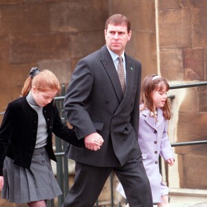 Le prince Andrew, duc d'York, et ses filles la princesse Eugenie et la princesse Beatrice à la sortie de la messe de Pâques à Windsor. Le 4 avril 1999