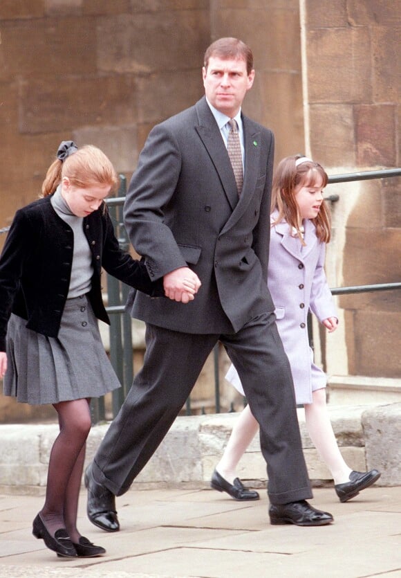 Le prince Andrew, duc d'York, et ses filles la princesse Eugenie et la princesse Beatrice à la sortie de la messe de Pâques à Windsor. Le 4 avril 1999