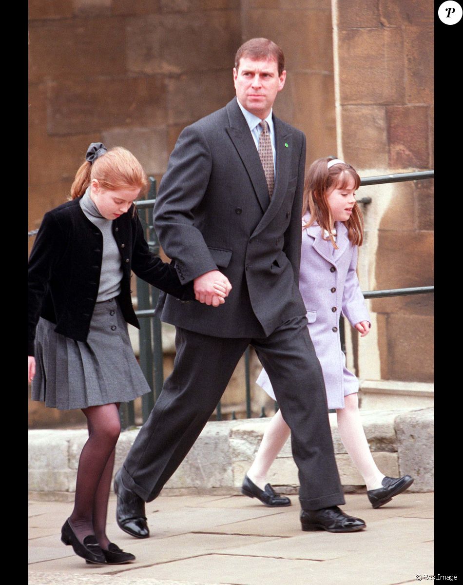 Le prince Andrew, duc d'York, et ses filles la princesse Eugenie et la princesse Beatrice à la sortie de la messe de Pâques à Windsor. Le 4 avril 1999