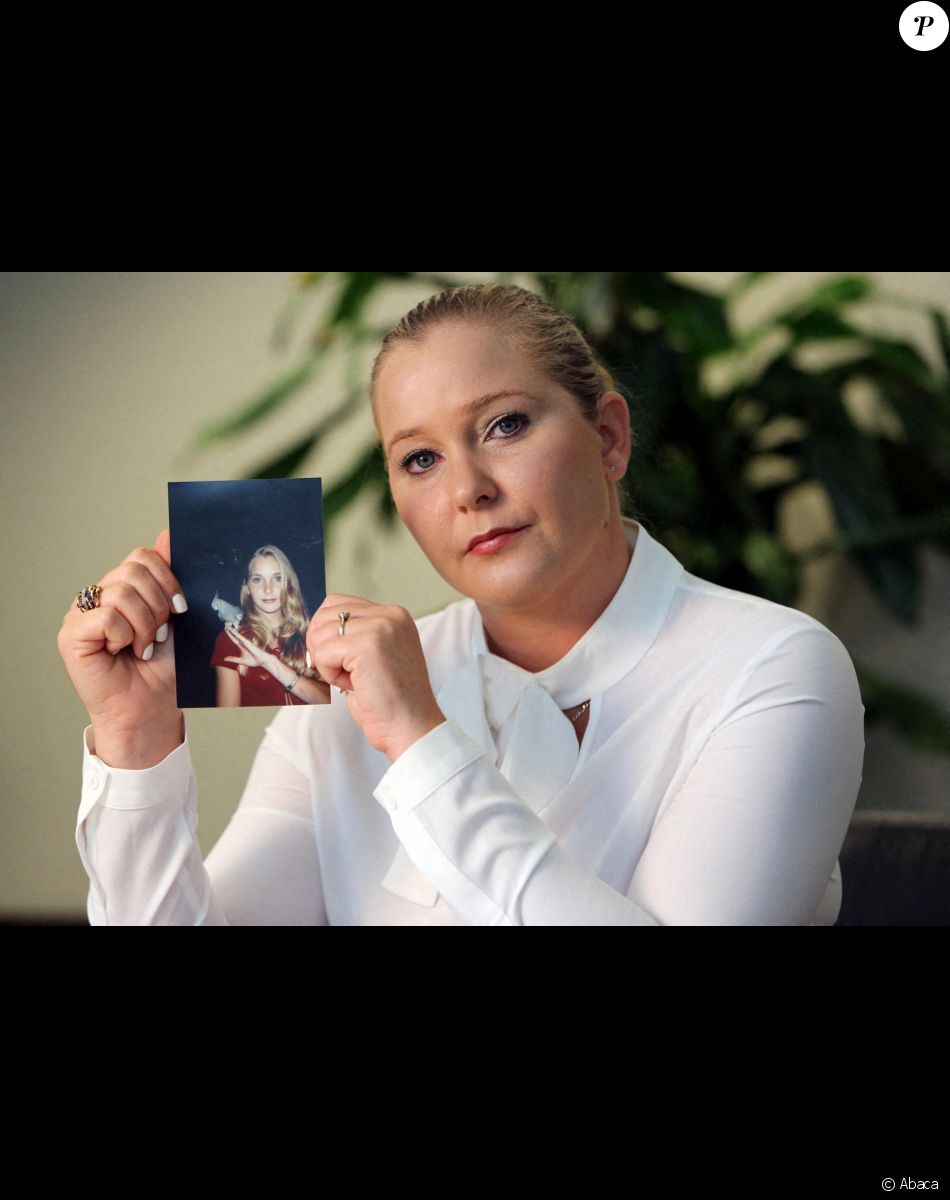 Virginia Roberts Giuffre tenant une photo d'elle à l'âge de 16 ans, en Floride en 2018.