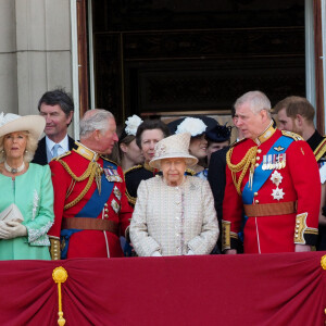 Catherine (Kate) Middleton, duchesse de Cambridge, la princesse Charlotte de Cambridge, le prince Louis de Cambridge, Camilla Parker Bowles, duchesse de Cornouailles, le prince Charles, prince de Galles, la reine Elisabeth II d'Angleterre, le prince Andrew, duc d'York, le prince Harry, duc de Sussex, et Meghan Markle, duchesse de Sussex, la princesse Beatrice d'York, la princesse Eugenie d'York, la princesse Anne - La famille royale au balcon du palais de Buckingham lors de la parade Trooping the Colour 2019, célébrant le 93ème anniversaire de la reine Elisabeth II, Londres, le 8 juin 2019.