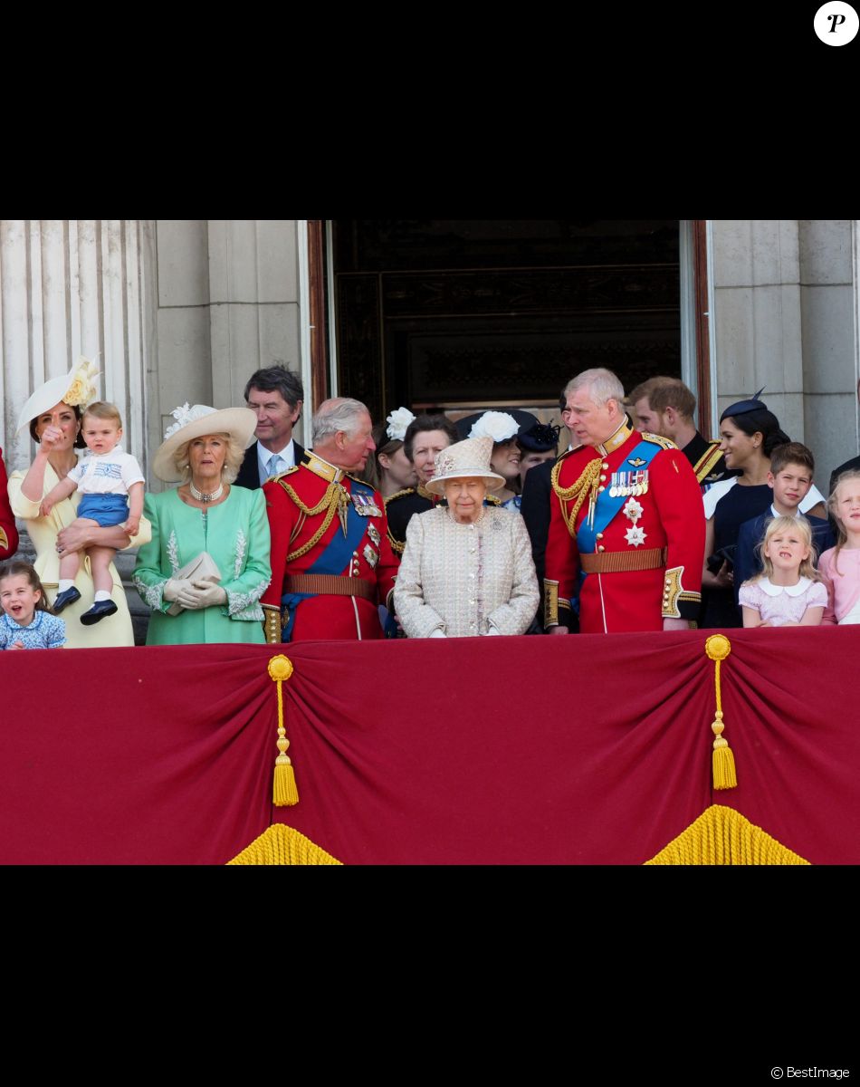Catherine (Kate) Middleton, duchesse de Cambridge, la princesse Charlotte de Cambridge, le prince Louis de Cambridge, Camilla Parker Bowles, duchesse de Cornouailles, le prince Charles, prince de Galles, la reine Elisabeth II d'Angleterre, le prince Andrew, duc d'York, le prince Harry, duc de Sussex, et Meghan Markle, duchesse de Sussex, la princesse Beatrice d'York, la princesse Eugenie d'York, la princesse Anne - La famille royale au balcon du palais de Buckingham lors de la parade Trooping the Colour 2019, célébrant le 93ème anniversaire de la reine Elisabeth II, Londres, le 8 juin 2019.