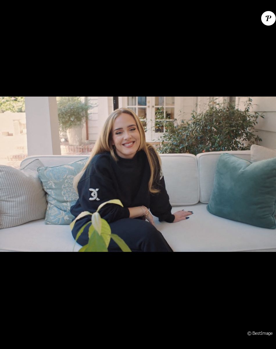 Extrait de la vidéo "73 questions" de Vogue avec Adele, filmée chez elle à Los Angeles.