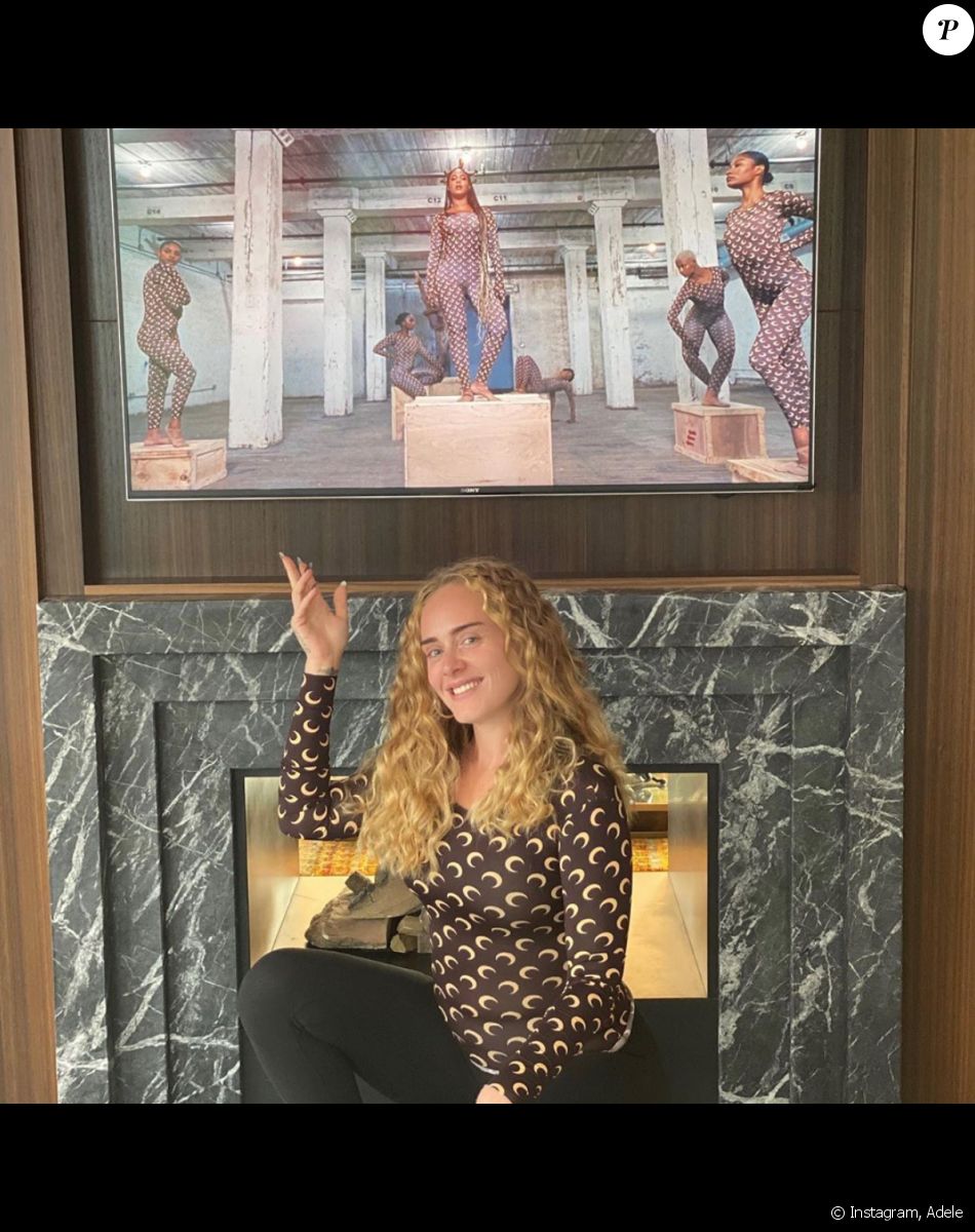 Adele, en admiration devant le film "Black Is King" de Beyoncé. Août 2020.