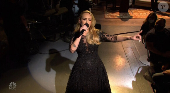 Adele dans l'émission Saturday Night Live à Los Angeles, le 24 octobre 2020.