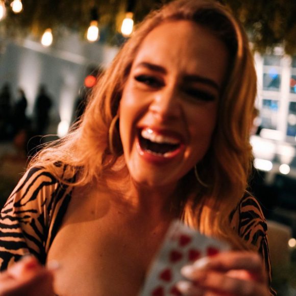 Adele peut sourire : elle remontera bientôt sur scène, malgré l'annulation de sa résidence à Las Vegas !