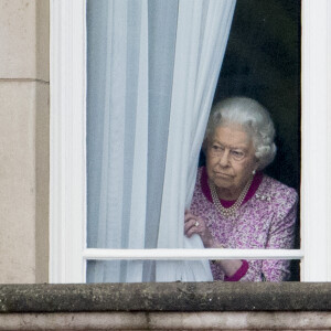 La reine Elisabeth II d'Angleterre regardant par une fenêtre du Palais de Buckingham Le 12 juin 2016
