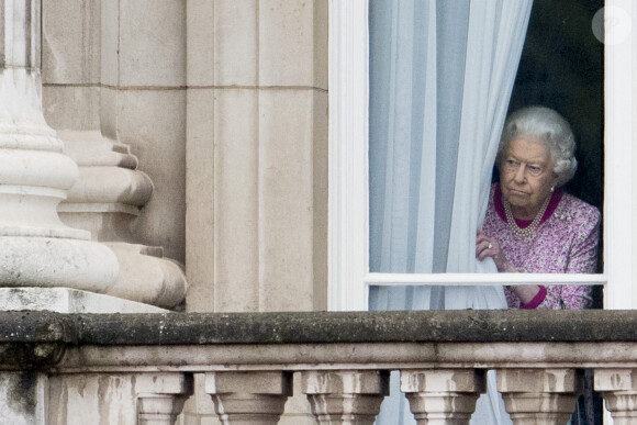 La reine Elisabeth II d'Angleterre regardant par une fenêtre du Palais de Buckingham Le 12 juin 2016