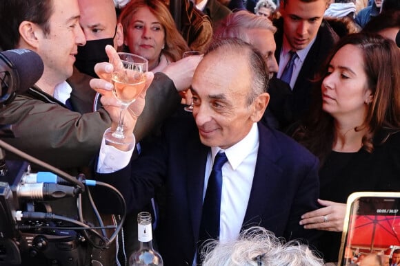 Eric Zemmour, candidat d'extrême droite à la présidentielle 2022, fait campagne au Marché Provençal Forville avec Sarah Knafo à Cannes, France, le 22 janvier 2022.