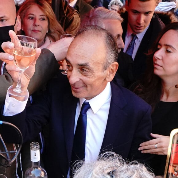 Eric Zemmour, candidat d'extrême droite à la présidentielle 2022, fait campagne au Marché Provençal Forville avec Sarah Knafo à Cannes, France, le 22 janvier 2022.