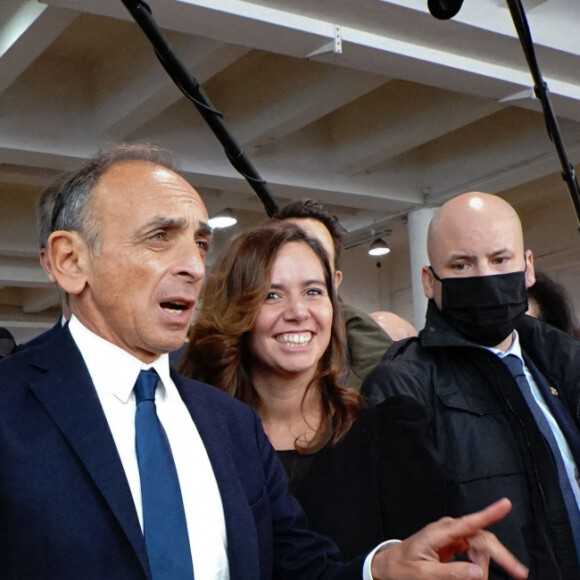 Eric Zemmour, candidat d'extrême droite à la présidentielle 2022, fait campagne au Marché Provençal Forville avec Sarah Knafo à Cannes, France, le 22 janvier 2022