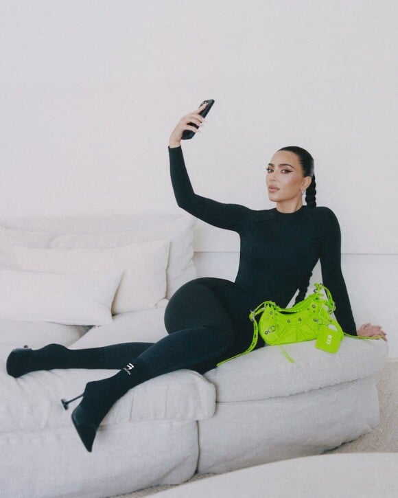 Kim Kardashian pose pour la dernière campagne de la maison Balenciaga.