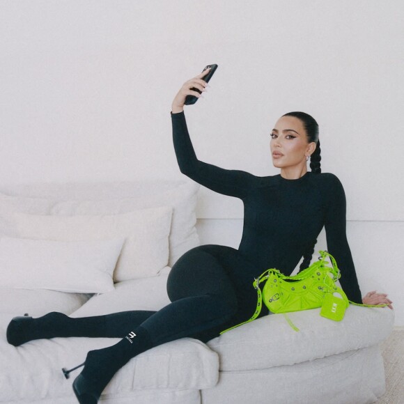 Kim Kardashian pose pour la dernière campagne de la maison Balenciaga.