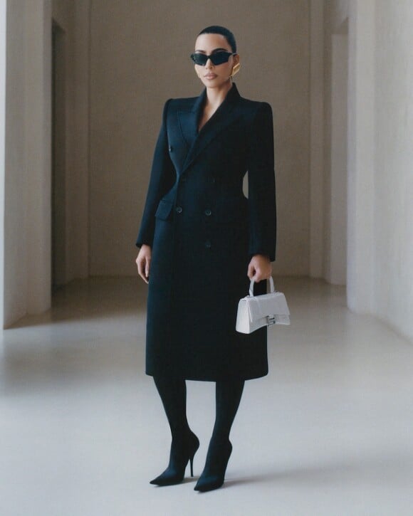 Kim Kardashian pose pour la dernière campagne de la maison Balenciaga.