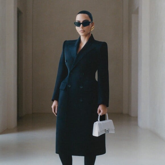 Kim Kardashian pose pour la dernière campagne de la maison Balenciaga.