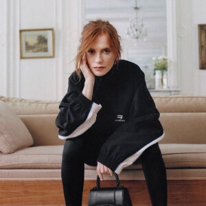 Isabelle Huppert pose pour la dernière campagne de la maison Balenciaga.