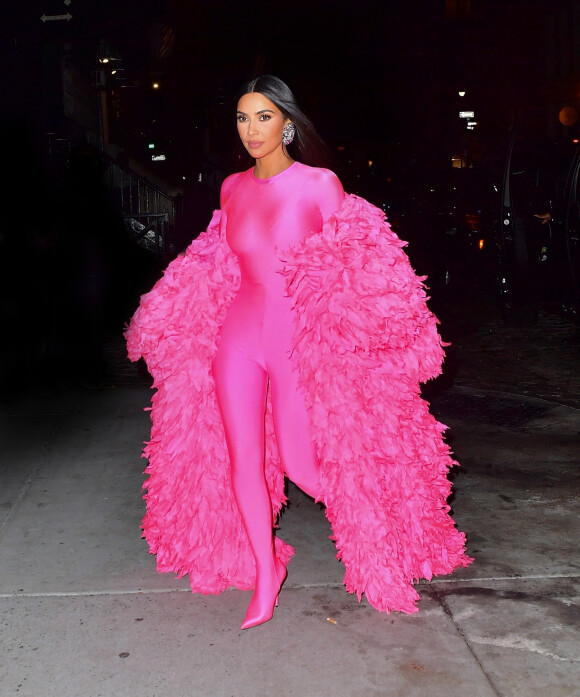 Kim Kardashian arrive à l'after party de l'émission "Saturday Night Live" (SNL) au club Zero Bond à New York, le 9 octobre 2021.  New York, NY - Kim Kardashian is a goddess in all pink as she arrives at the SNL after party at the ZeroBond in New York City. on October 9th 2021. 