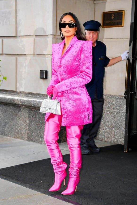 Kim Kardashian sort de l'hôtel Ritz Carlton et se rend aux répétitions de l'émission "Saturday Night Live" (SNL) à New York City, le 7 octobre 2021.