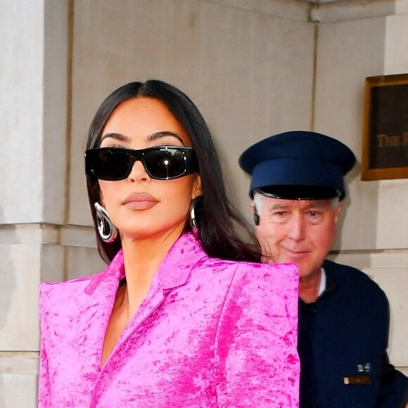 Kim Kardashian sort de l'hôtel Ritz Carlton et se rend aux répétitions de l'émission "Saturday Night Live" (SNL) à New York City, le 7 octobre 2021.