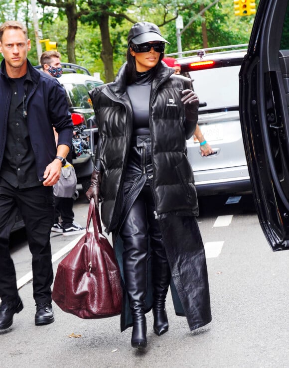 Kim Kardashian, habillée en Balenciaga, arrive à l'émission Saturday Night Live à New York le 6 octobre 2021.