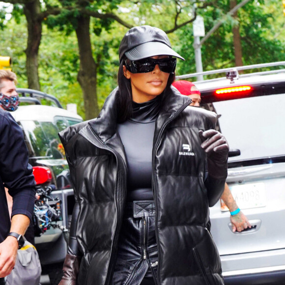 Kim Kardashian, habillée en Balenciaga, arrive à l'émission Saturday Night Live à New York le 6 octobre 2021.