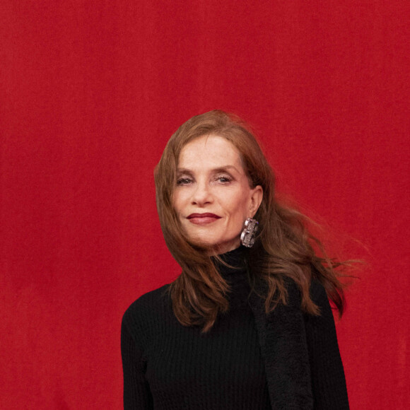 Isabelle Huppert défile pour Balenciaga (collection printemps-été 2022) à Paris. Le 2 octobre 2021.