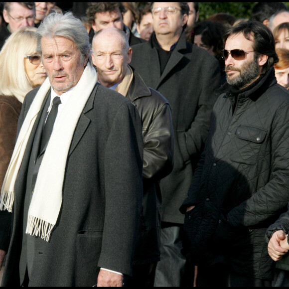Alain Delon, Mireille Darc et Anthony Delon aux obsèques de Claude Berri à Bagneux en 2009.