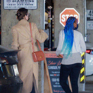 Exclusif - Angelina Jolie et sa fille Zahara Marley Jolie-Pitt sont allées au salon de coiffure Foxtail Salon à Los Angeles. Le 5 février 2022.