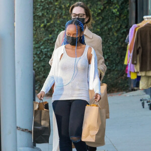 Exclusif - Angelina Jolie et sa fille Zahara Marley Jolie-Pitt sont allées au salon de coiffure Foxtail Salon à Los Angeles. Le 5 février 2022.