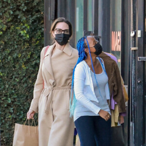 Exclusif - Angelina Jolie et sa fille Zahara Marley Jolie-Pitt sont allées au salon de coiffure Foxtail Salon à Los Angeles. Le 5 février 2022.