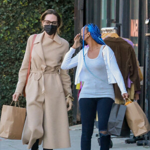 Exclusif - Angelina Jolie et sa fille Zahara Marley Jolie-Pitt sont allées au salon de coiffure Foxtail Salon à Los Angeles. Le 5 février 2022.