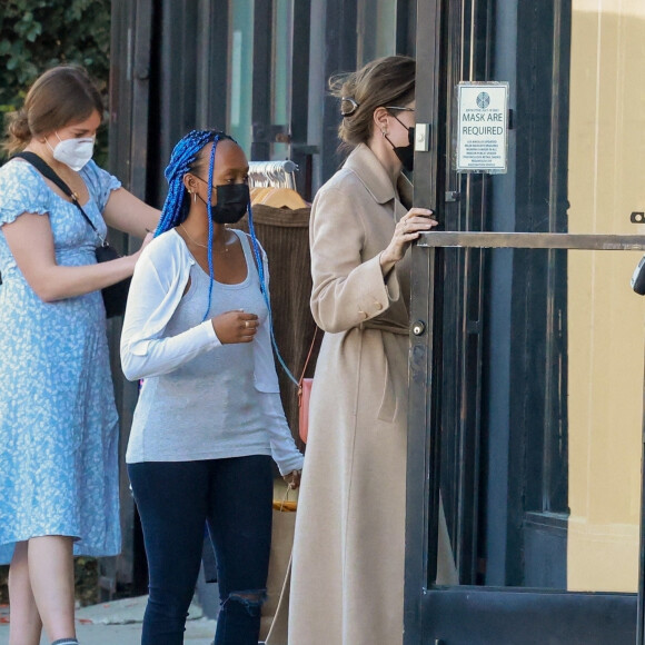 Exclusif - Angelina Jolie et sa fille Zahara Marley Jolie-Pitt sont allées au salon de coiffure Foxtail Salon à Los Angeles. Le 5 février 2022.