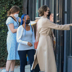 Exclusif - Angelina Jolie et sa fille Zahara Marley Jolie-Pitt sont allées au salon de coiffure Foxtail Salon à Los Angeles. Le 5 février 2022.