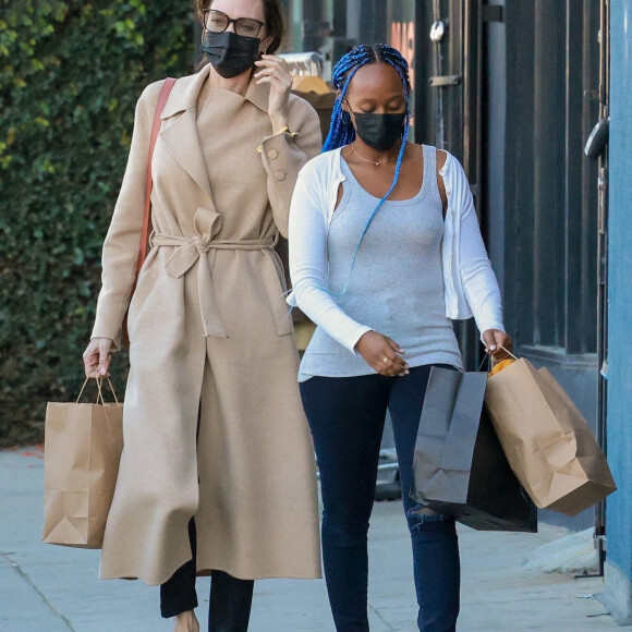 Exclusif - Angelina Jolie et sa fille Zahara Marley Jolie-Pitt sont allées au salon de coiffure Foxtail Salon à Los Angeles. Le 5 février 2022.