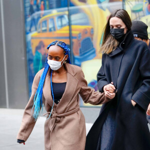 Exclusif - Angelina Jolie et sa fille Zahara à New York, le 17 janvier 2022.