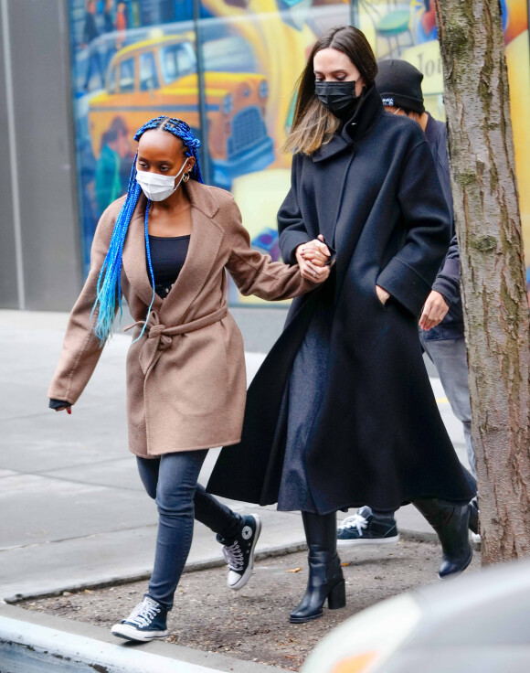 Exclusif - Angelina Jolie et sa fille Zahara à New York, le 17 janvier 2022.