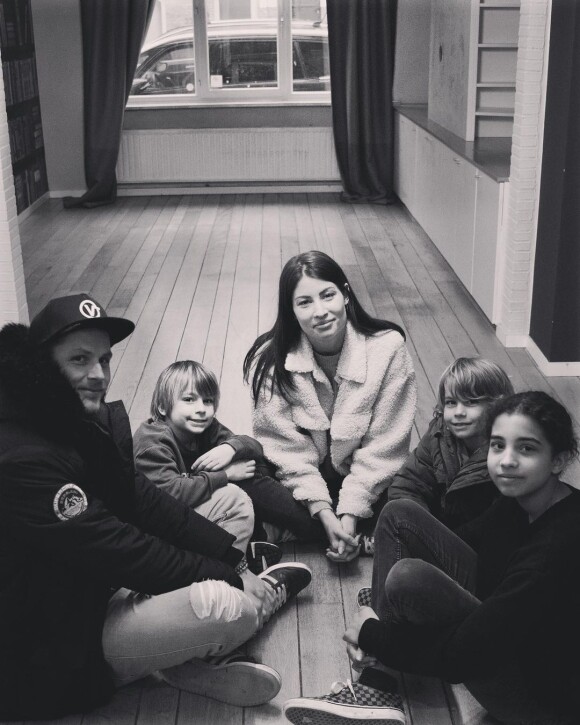 Jill avec son compagnon Simon et ses enfants