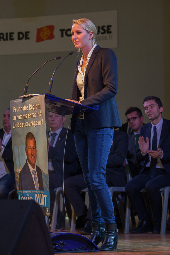 Marion Maréchal à Toulouse pour soutenir la liste FN de Louis Aliot aux régionales le 19 novembre 2015.