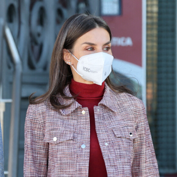 La reine Letizia arrive au Muséum national des sciences naturelles pour présider la rencontre entre scientifiques et entrepreneurs "Briser les plafonds de verre : les femmes scientifiques, du laboratoire à l'entrepreneuriat".
