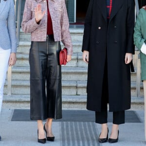 La reine Letizia arrive au Muséum national des sciences naturelles pour présider la rencontre entre scientifiques et entrepreneurs " Briser les plafonds de verre : les femmes scientifiques, du laboratoire à l'entrepreneuriat ", le 8 février 2022, à Madrid (Espagne).