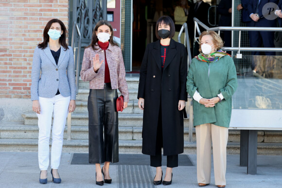 La reine Letizia arrive au Muséum national des sciences naturelles pour présider la rencontre entre scientifiques et entrepreneurs " Briser les plafonds de verre : les femmes scientifiques, du laboratoire à l'entrepreneuriat ", le 8 février 2022, à Madrid (Espagne).