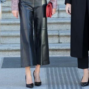 La reine Letizia arrive au Muséum national des sciences naturelles pour présider la rencontre entre scientifiques et entrepreneurs " Briser les plafonds de verre : les femmes scientifiques, du laboratoire à l'entrepreneuriat ", le 8 février 2022, à Madrid (Espagne).