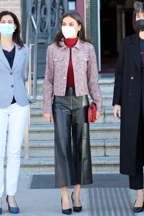 La reine Letizia arrive au Muséum national des sciences naturelles pour présider la rencontre entre scientifiques et entrepreneurs " Briser les plafonds de verre : les femmes scientifiques, du laboratoire à l'entrepreneuriat ", le 8 février 2022, à Madrid (Espagne).