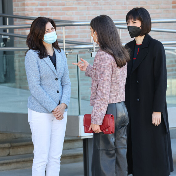 La reine Letizia arrive au Muséum national des sciences naturelles pour présider la rencontre entre scientifiques et entrepreneurs " Briser les plafonds de verre : les femmes scientifiques, du laboratoire à l'entrepreneuriat ", le 8 février 2022, à Madrid (Espagne).