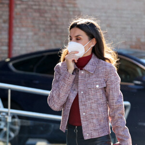 La reine Letizia arrive au Muséum national des sciences naturelles pour présider la rencontre entre scientifiques et entrepreneurs " Briser les plafonds de verre : les femmes scientifiques, du laboratoire à l'entrepreneuriat ", le 8 février 2022, à Madrid (Espagne).