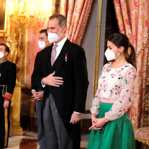 Le roi Felipe VI d'Espagne, la reine Letizia et le premier ministre Pedro Sanchez reçoivent les ambassadeurs au palais royal à Madrid le 17 janvier 2022