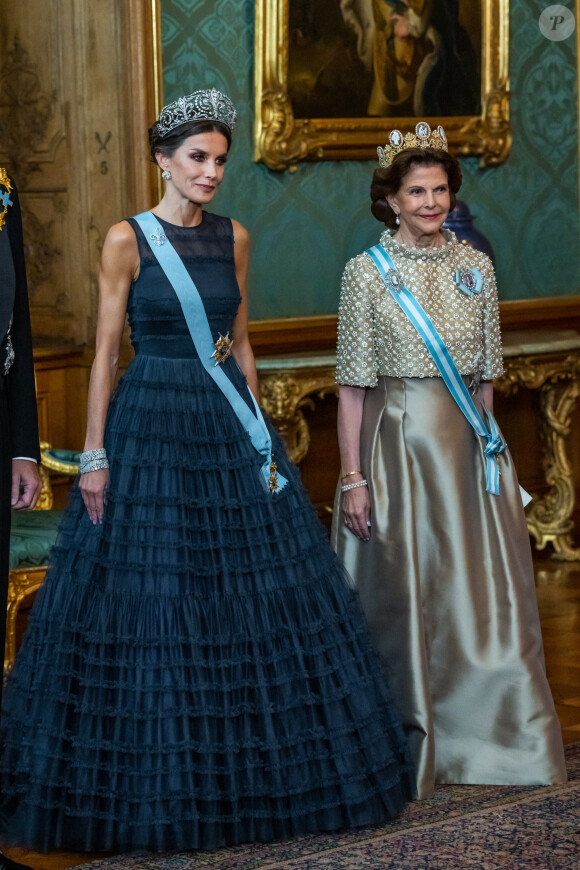 La reine Letizia d'Espagne, la reine Silvia de Suède lors du dîner d'état au palais royal à Stockholm pour la visite en Suède du couple royal d'Espagne le 24 novembre 2021.